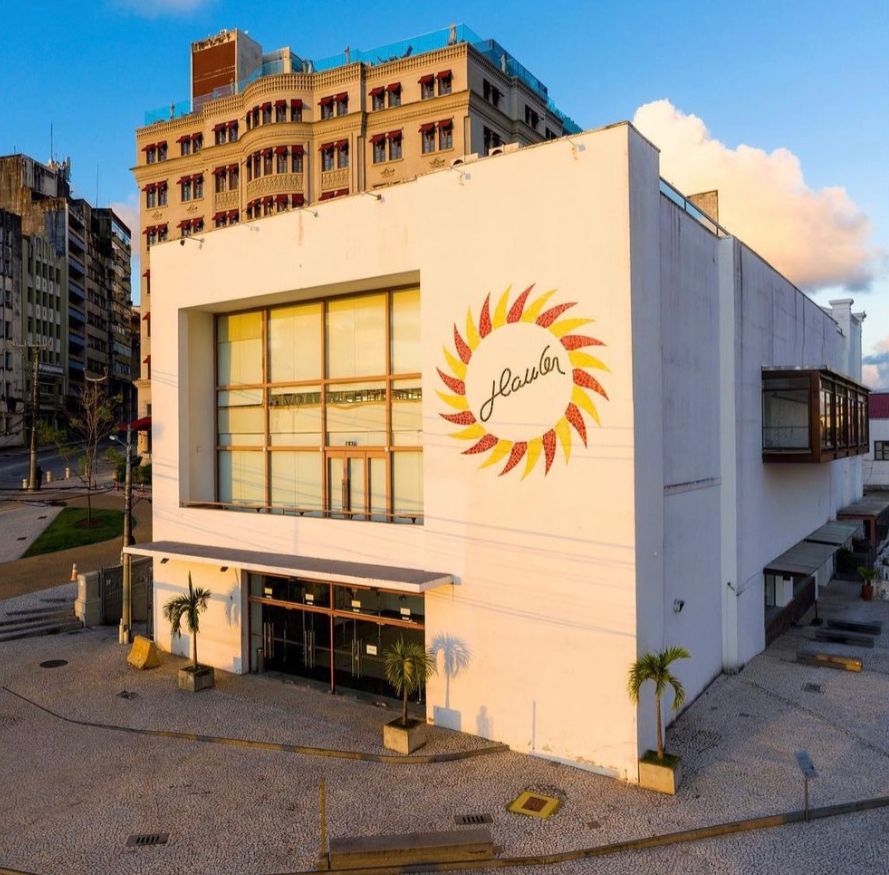 Foto do cine Glauber Rocha, um dos melhores pontos para o pôr do sol em Salvador